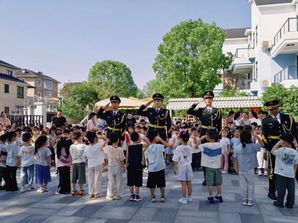 鼎泽配资 国防教育进校园，退役军人给孩子们上了一堂生动的课